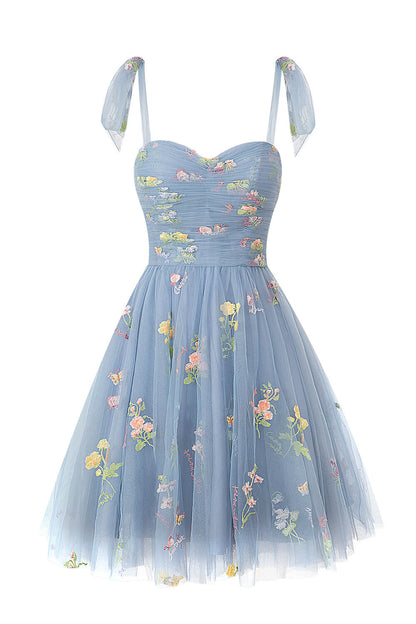 Kurzes Aline-Heimkehrkleid aus Tüll mit Herzausschnitt und Blumenmuster