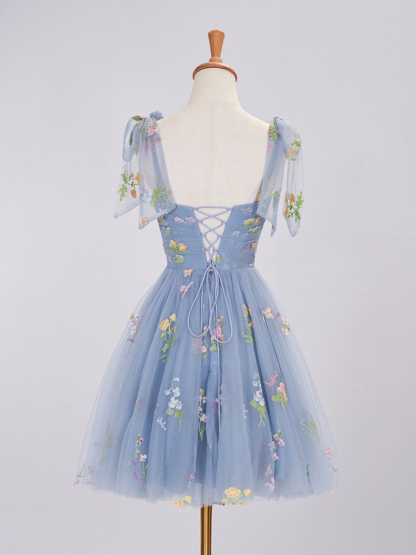 Kurzes Aline-Heimkehrkleid aus Tüll mit Herzausschnitt und Blumenmuster