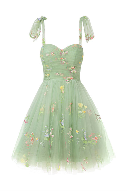 Kurzes Aline-Heimkehrkleid aus Tüll mit Herzausschnitt und Blumenmuster