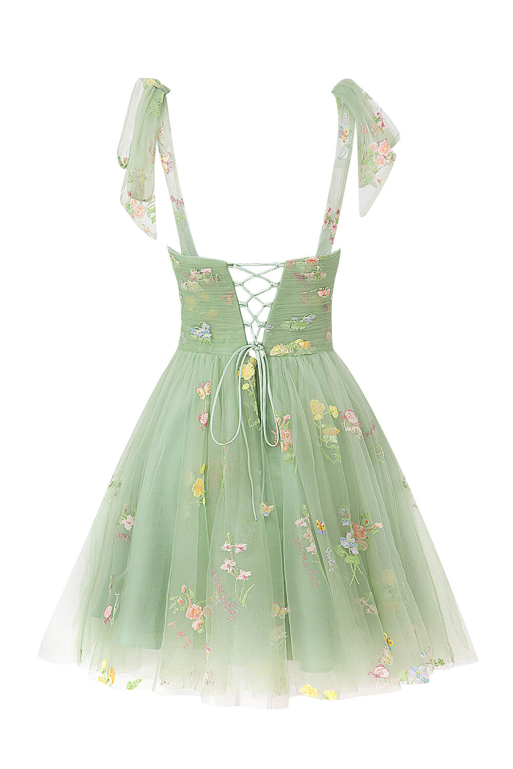 Kurzes Aline-Heimkehrkleid aus Tüll mit Herzausschnitt und Blumenmuster
