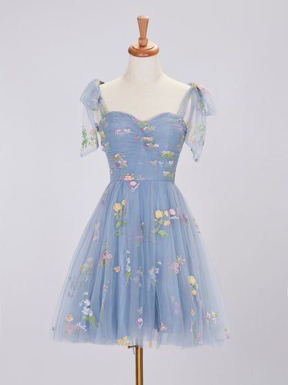 Kurzes Aline-Heimkehrkleid aus Tüll mit Herzausschnitt und Blumenmuster