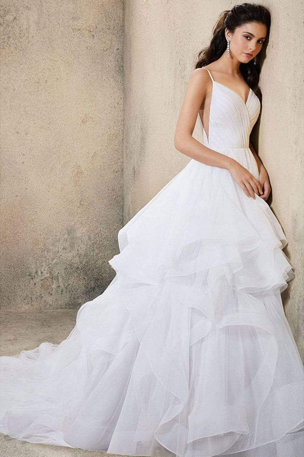 Vestido de novia clásico de tul y gasa con volantes y escote en V.