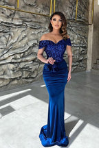 Elegante abito da sera blu con paillettes, scollo a cuore, spalle scoperte, lungo fino a terra a colonna