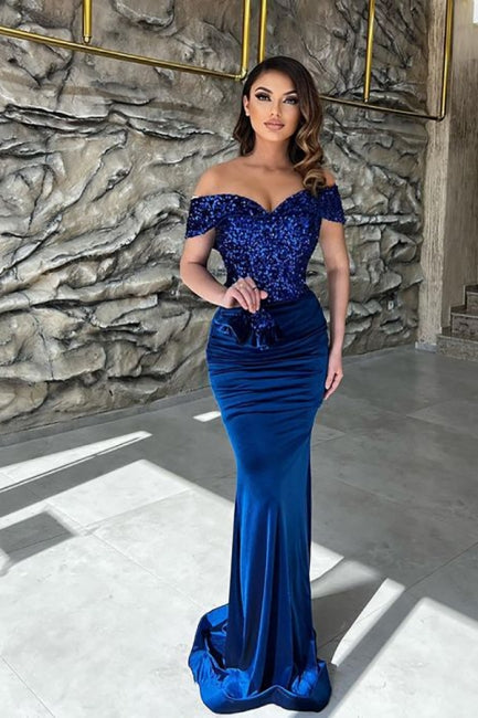 Elegante vestido de fiesta con escote en forma de corazón, lentejuelas azules, hombros descubiertos y corte columna hasta el suelo.