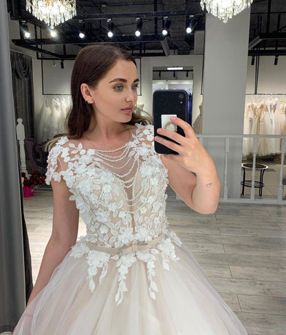Elegantes langes A-Linien-Brautkleid mit Bateau-Ausschnitt, Spitzenapplikationen und Schleife