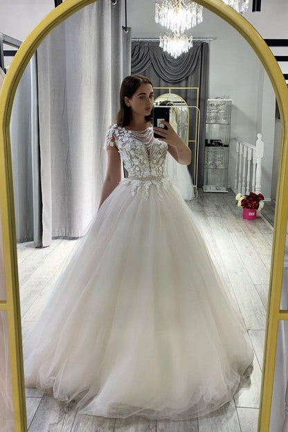 Elegantes langes A-Linien-Brautkleid mit Bateau-Ausschnitt, Spitzenapplikationen und Schleife