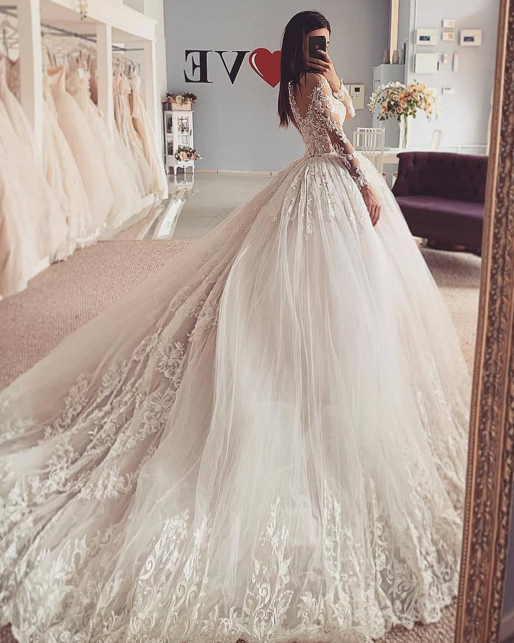 Vestido de novia elegante de corte A largo con escote barco, apliques de encaje y tul, con mangas