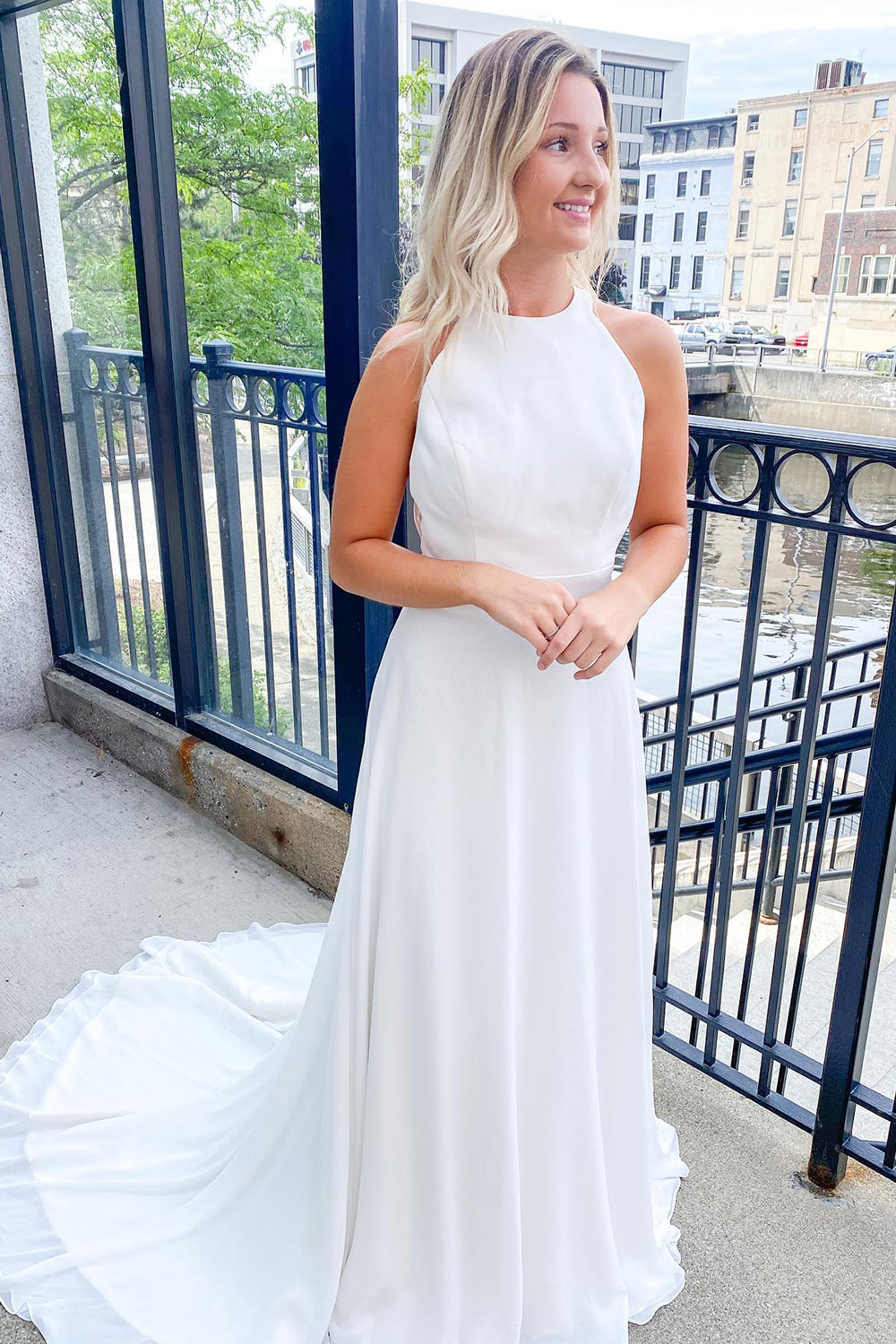 Robe de mariée longue élégante en satin, coupe trapèze, dos nu avec col licou