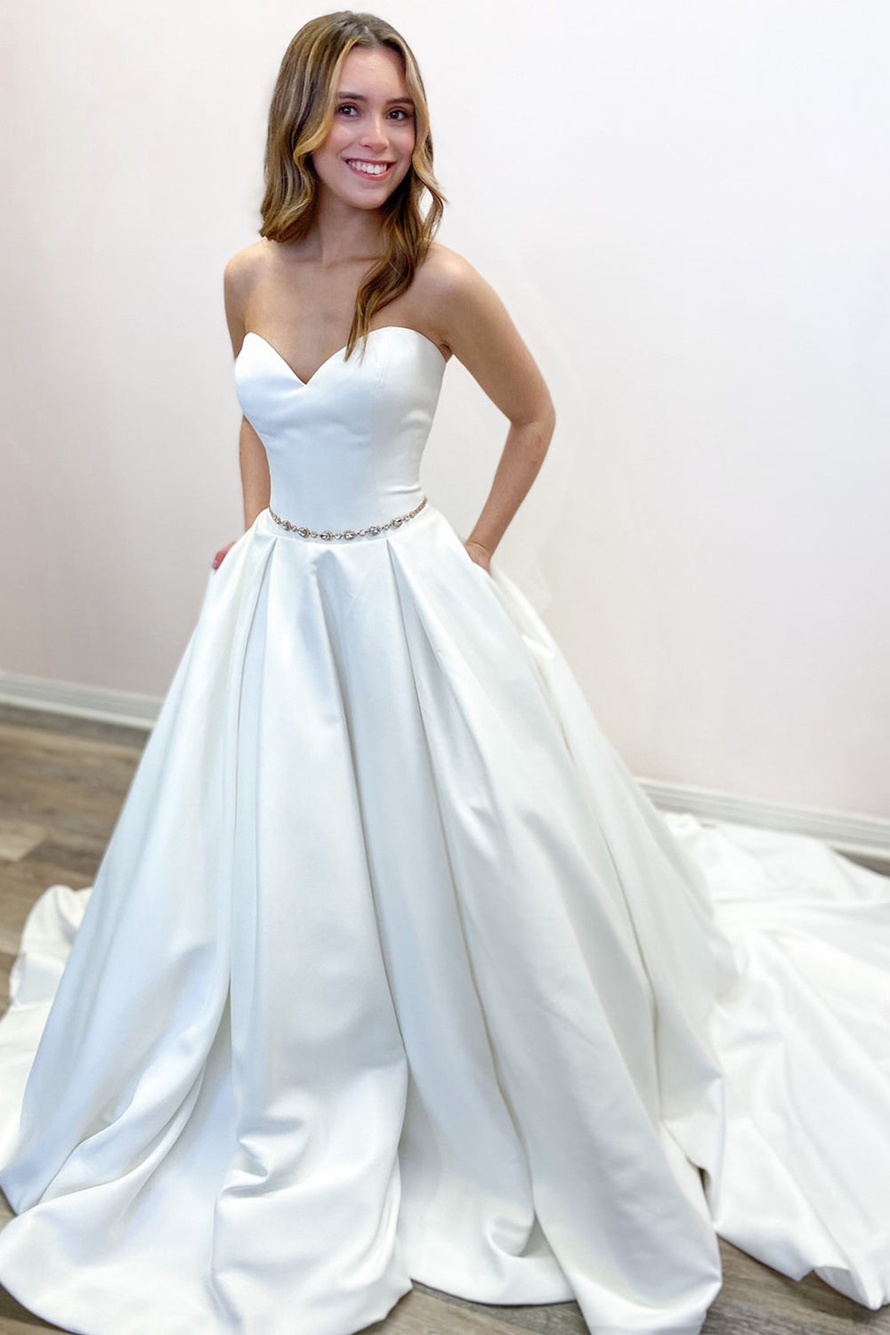 Vestido de novia elegante, largo, corte A, escote corazón, espalda descubierta y bolsillos