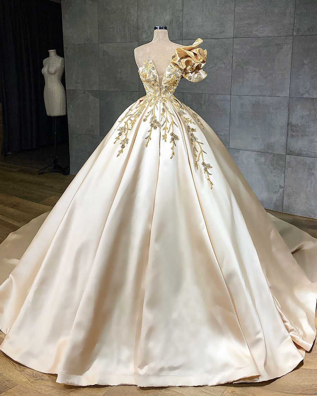 Vestido de novia elegante, largo, corte A, escote corazón, satén con cristales y volantes