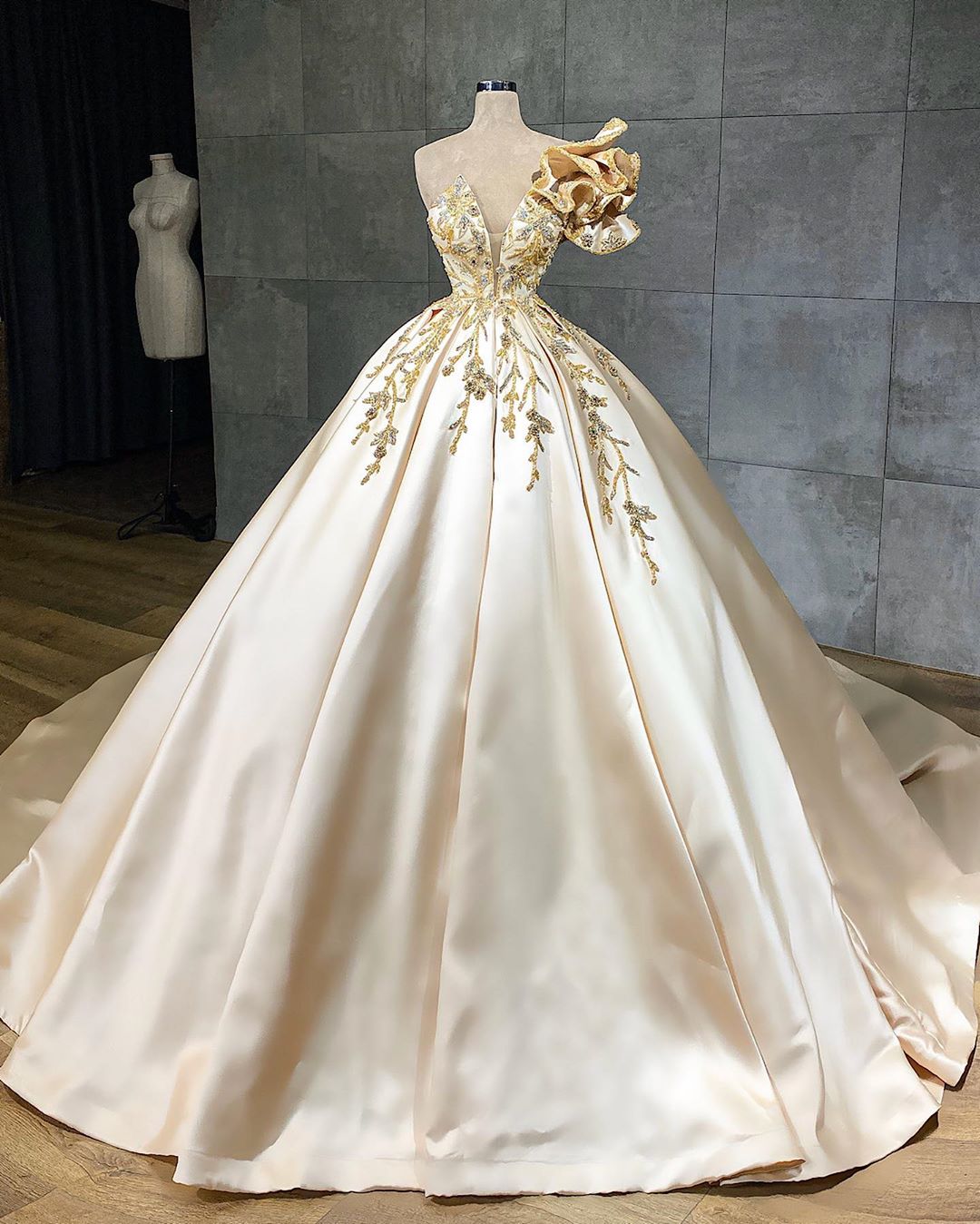 Vestido de novia elegante, largo, corte A, escote corazón, satén con cristales y volantes