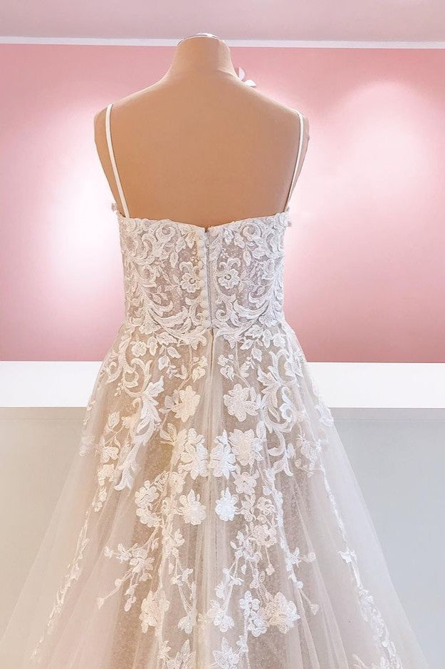 Elegantes langes rückenfreies A-Linien-Brautkleid aus Tüll mit Spaghettiträgern und Spitzenapplikationen