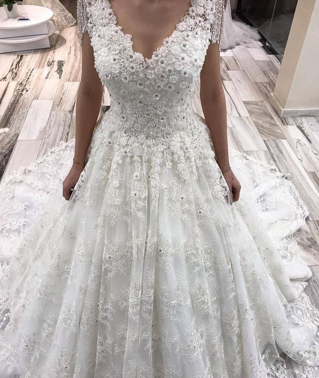 Robe de mariée élégante longue en ligne A avec appliques en dentelle et cristaux, col en V