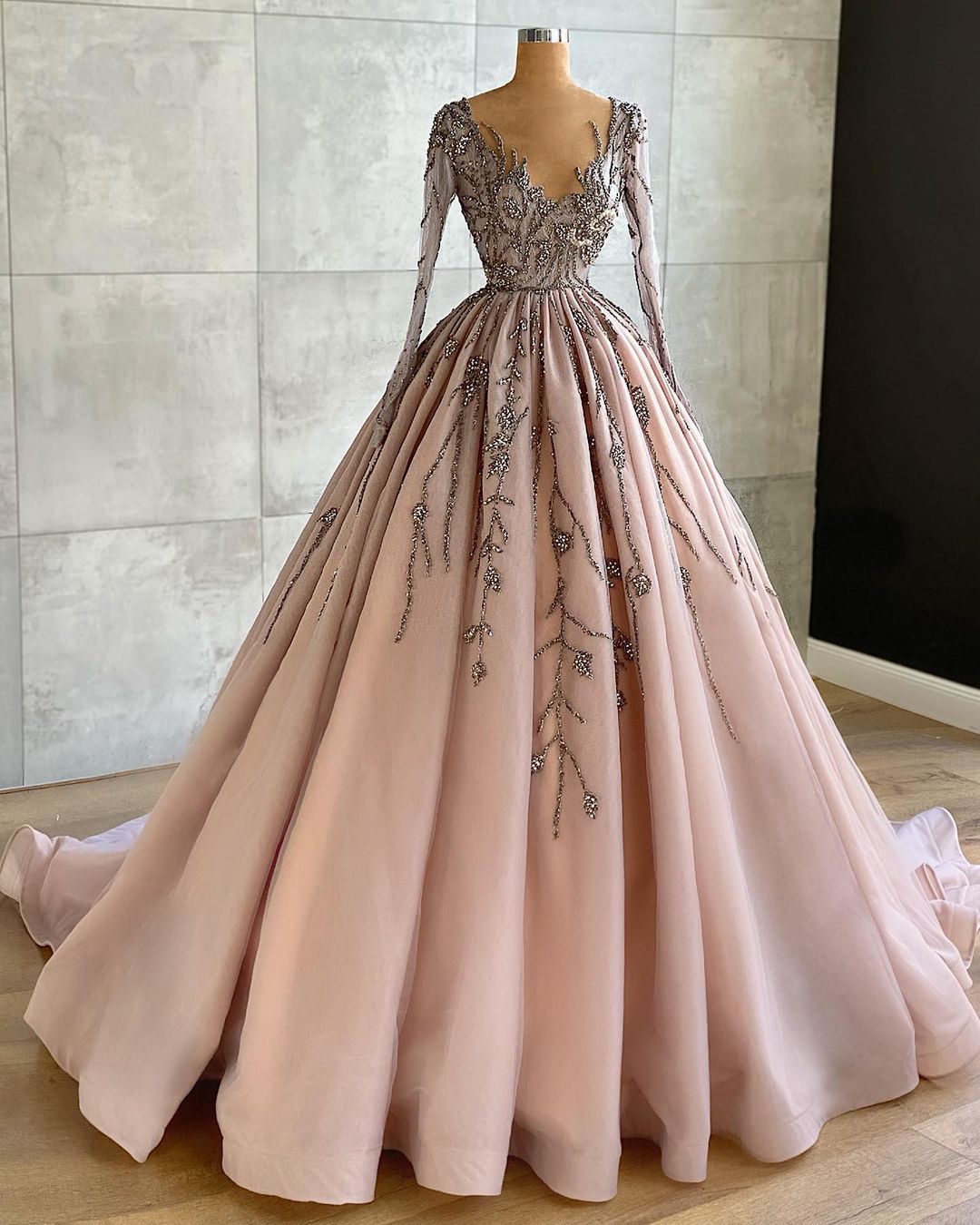 Vestido de fiesta elegante de tul con escote en V, largo y elegante, con cuentas y mangas