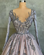 Vestido de baile longo elegante em linha A com decote em V, bordado e tule, com mangas