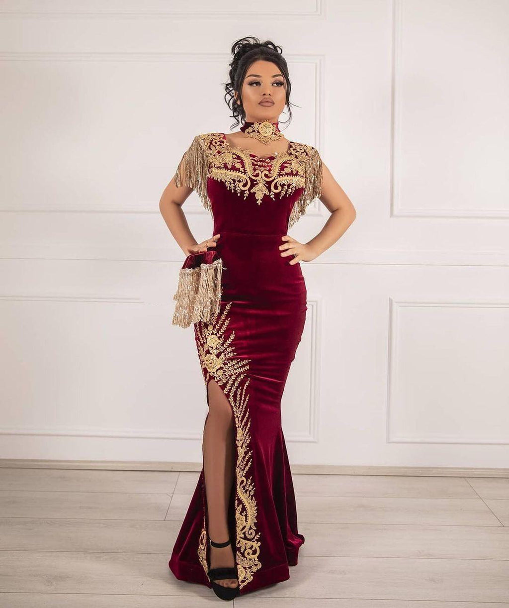 Vestido de Veludo para Baile com Aplicações Elegantes de Renda em Estilo Sereia Longo e Fenda