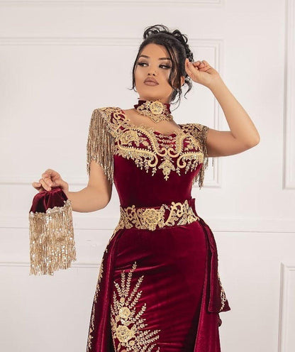 Edles langes Meerjungfrau-Ballkleid aus Spitze und Samt mit Applikationen und Schlitz