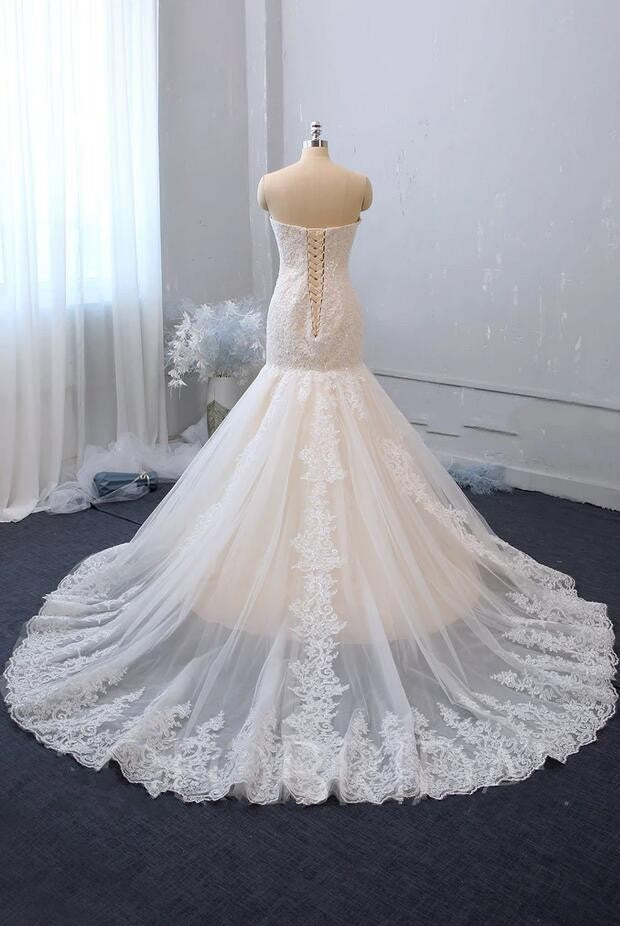 Abito da sposa lungo elegante a sirena con scollo a cuore, schiena scoperta, applicazioni in pizzo e tulle