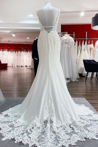 Edles langes Meerjungfrau-Brautkleid aus Satin mit V-Ausschnitt und offenem Rücken und Spitzenapplikationen