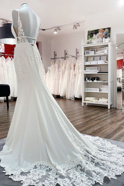 Edles langes Meerjungfrau-Brautkleid aus Satin mit V-Ausschnitt und offenem Rücken und Spitzenapplikationen