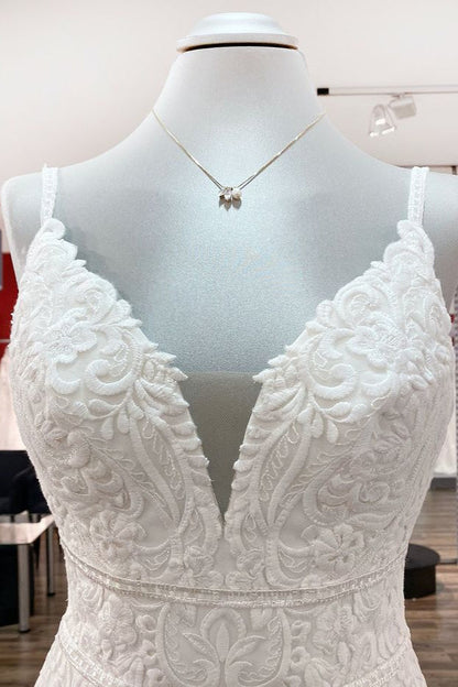 Edles langes Meerjungfrau-Brautkleid aus Satin mit V-Ausschnitt und offenem Rücken und Spitzenapplikationen