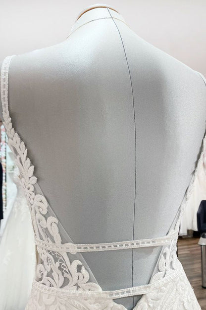 Edles langes Meerjungfrau-Brautkleid aus Satin mit V-Ausschnitt und offenem Rücken und Spitzenapplikationen