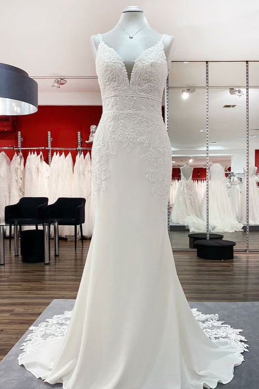 Edles langes Meerjungfrau-Brautkleid aus Satin mit V-Ausschnitt und offenem Rücken und Spitzenapplikationen