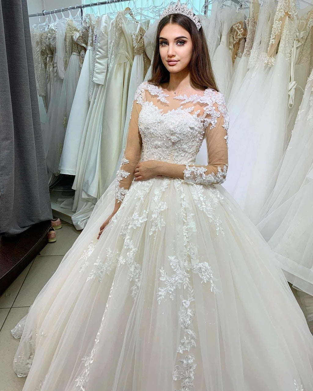 Classy Long Princess Appliques Lace Tulle Wedding Dress with Sleeves