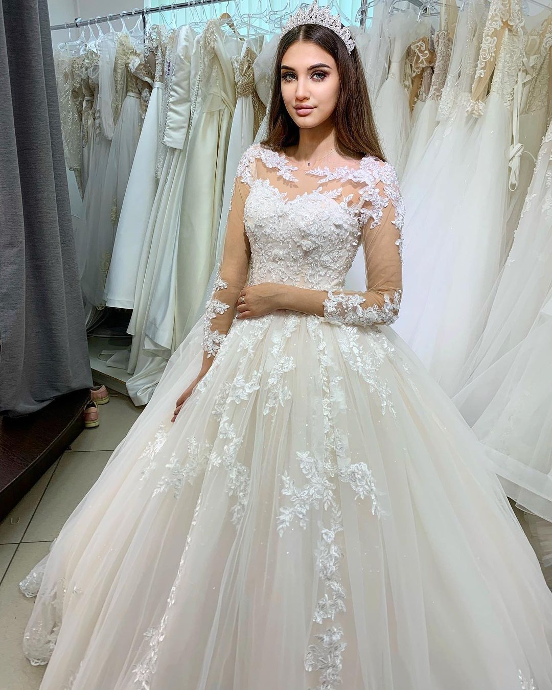 Classy Long Princess Appliques Lace Tulle Wedding Dress with Sleeves