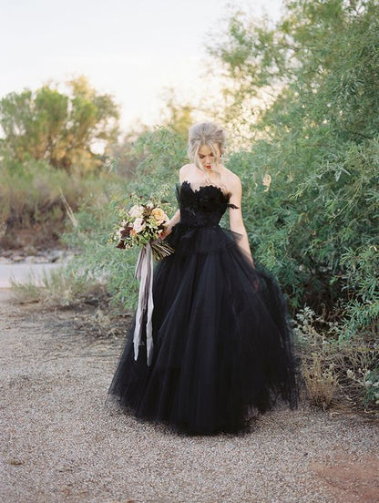 Elegantes langes Prinzessin-Brautkleid mit Herzausschnitt und offenem Rücken in Schwarz aus Tüll mit Spitze