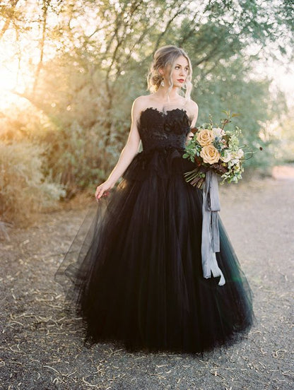 Elegantes langes Prinzessin-Brautkleid mit Herzausschnitt und offenem Rücken in Schwarz aus Tüll mit Spitze