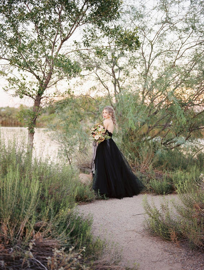 Elegantes langes Prinzessin-Brautkleid mit Herzausschnitt und offenem Rücken in Schwarz aus Tüll mit Spitze