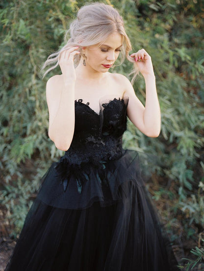 Elegantes langes Prinzessin-Brautkleid mit Herzausschnitt und offenem Rücken in Schwarz aus Tüll mit Spitze