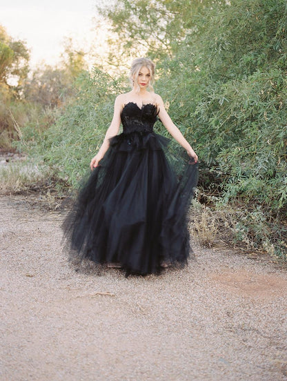 Elegantes langes Prinzessin-Brautkleid mit Herzausschnitt und offenem Rücken in Schwarz aus Tüll mit Spitze