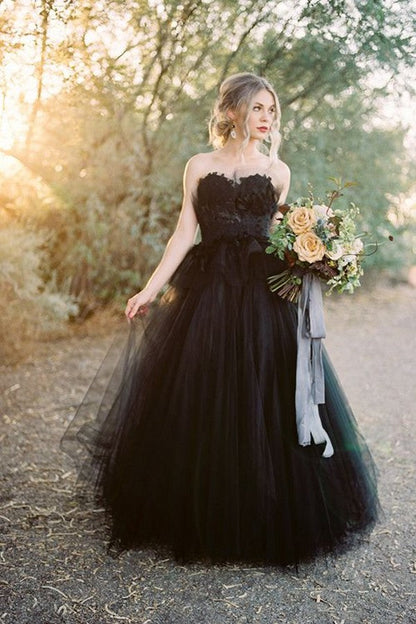Elegantes langes Prinzessin-Brautkleid mit Herzausschnitt und offenem Rücken in Schwarz aus Tüll mit Spitze