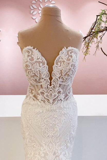 Elegantes, langes, herzförmiges, rückenfreies Meerjungfrau-Brautkleid mit Spitzenapplikationen