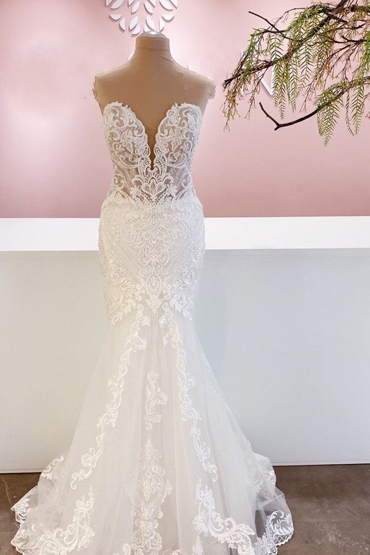 Elegante vestido de noiva longo estilo sereia com decote em coração e apliques de renda