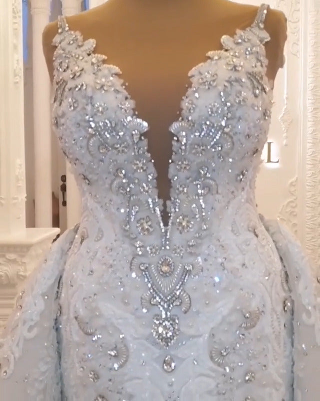 Elegantes langes herzförmiges Spaghettiträger-Applikations-Spitzen-Kristall-rückenfreies Brautkleid