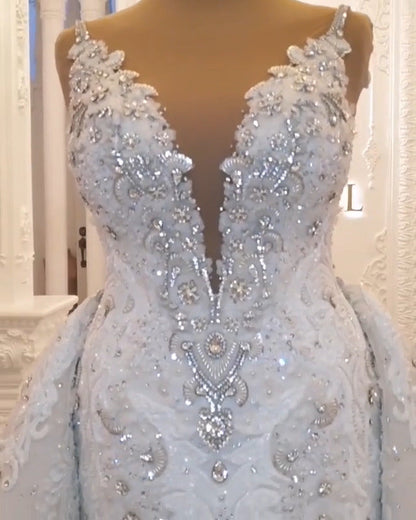 Elegantes langes herzförmiges Spaghettiträger-Applikations-Spitzen-Kristall-rückenfreies Brautkleid