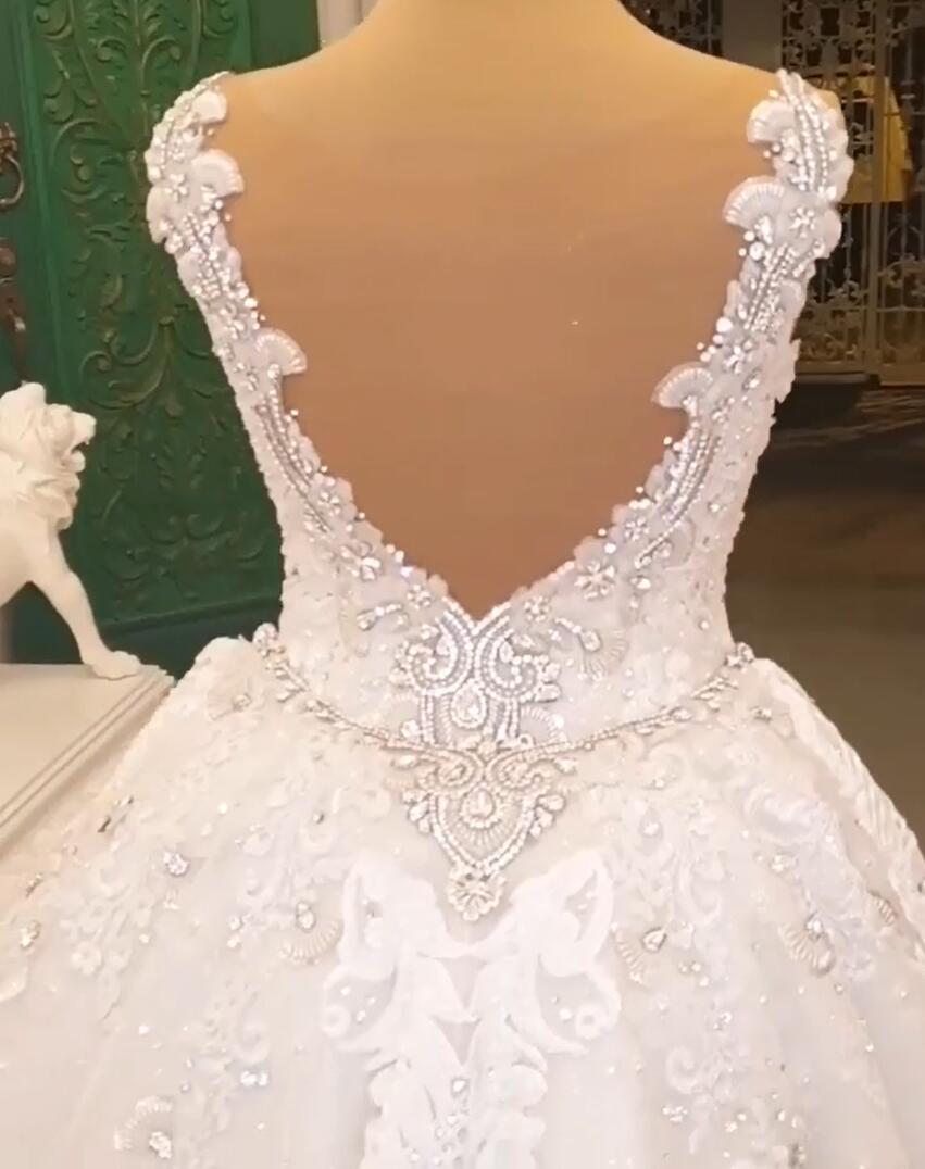 Elegantes langes herzförmiges Spaghettiträger-Applikations-Spitzen-Kristall-rückenfreies Brautkleid