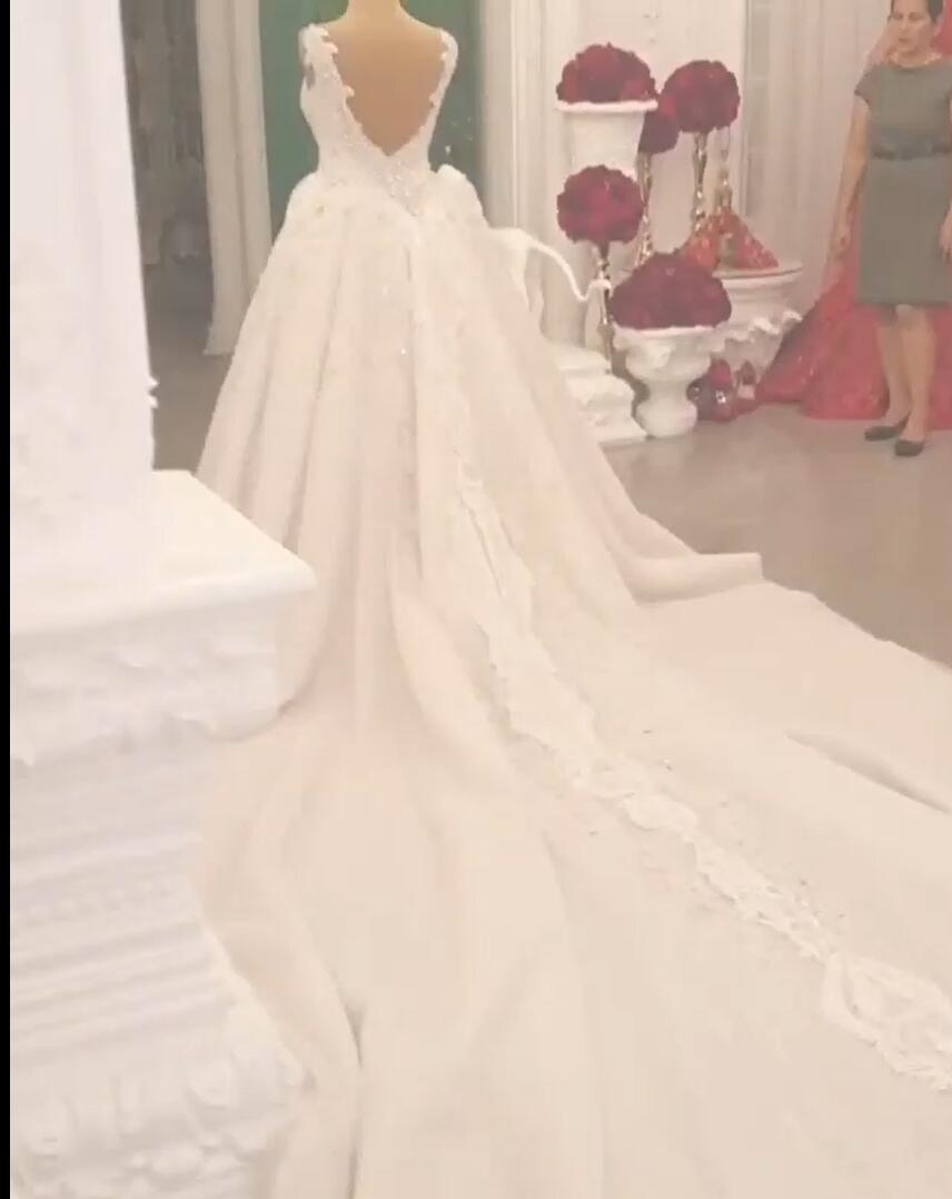 Elegantes langes herzförmiges Spaghettiträger-Applikations-Spitzen-Kristall-rückenfreies Brautkleid