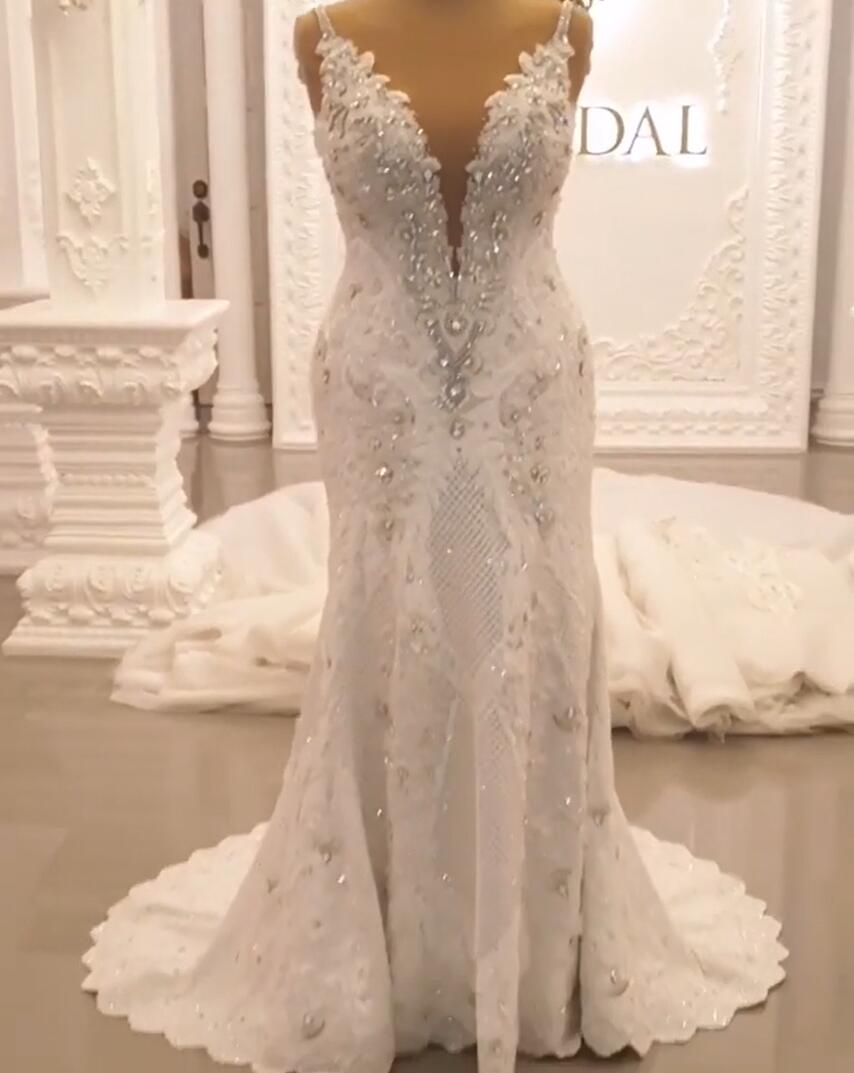 Elegantes langes herzförmiges Spaghettiträger-Applikations-Spitzen-Kristall-rückenfreies Brautkleid