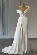Elegante abito da sposa a sirena senza maniche con scollo a V e perline, spalle scoperte