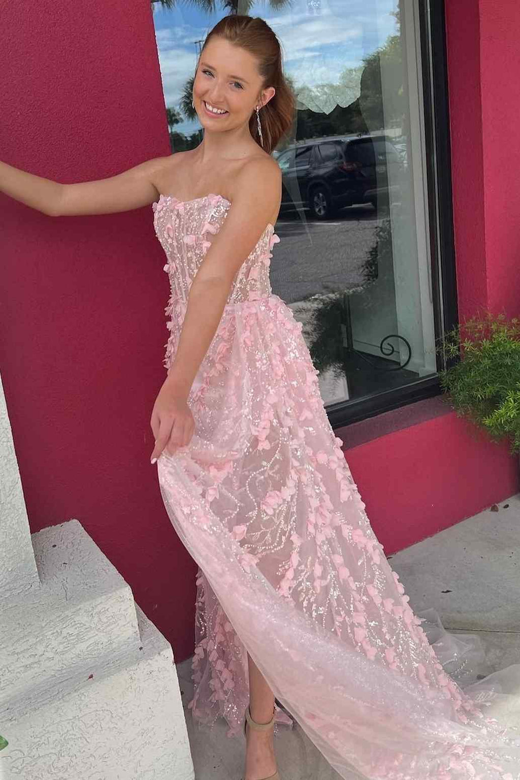 Clio | Robe de bal longue sirène fendue haute à fleurs en relief rose sans bretelles