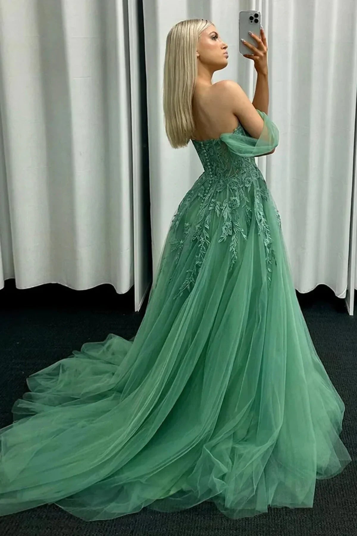 Corbin | Robes de bal vert menthe en tulle et dentelle à épaules dénudées avec applications