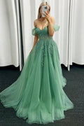 Corbin | Abiti da ballo verde menta in tulle con pizzo e applicazioni, scollo a barca