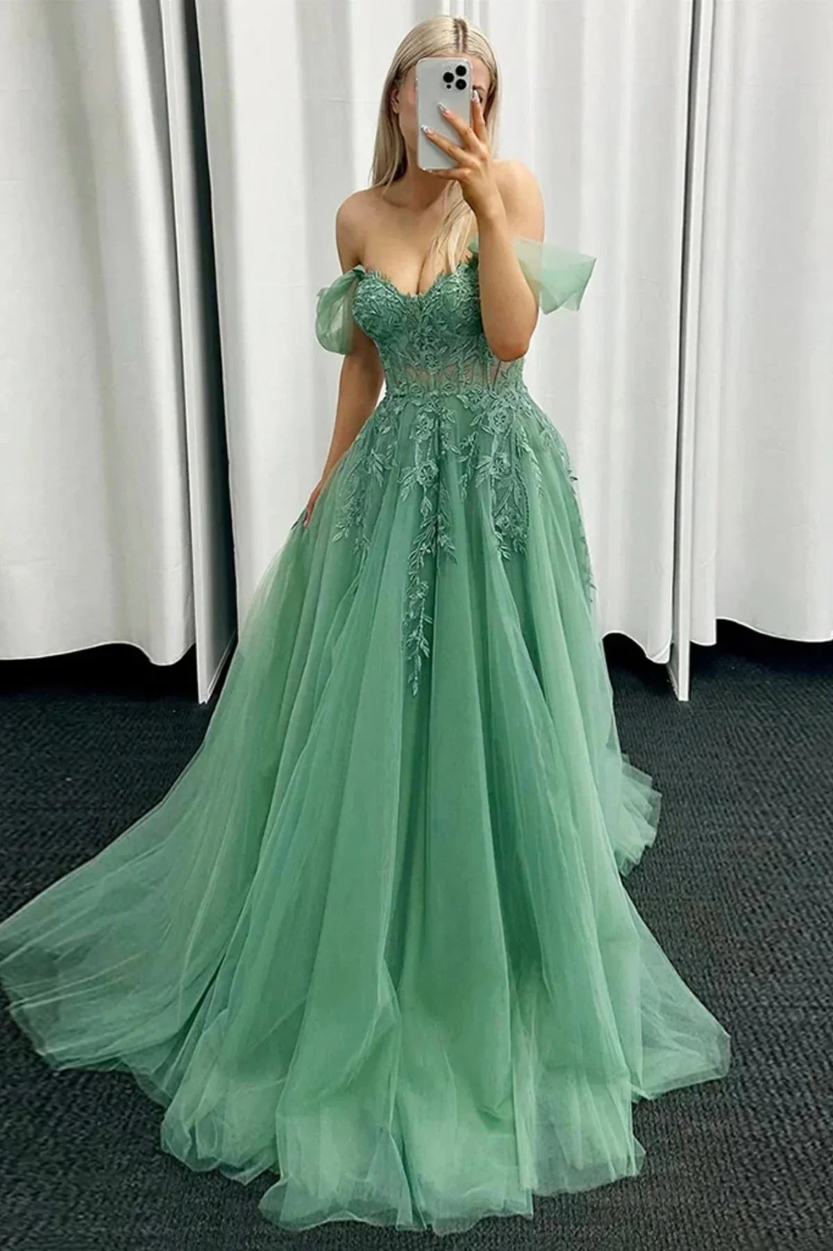 Corbin | Robes de bal vert menthe en tulle et dentelle à épaules dénudées avec applications