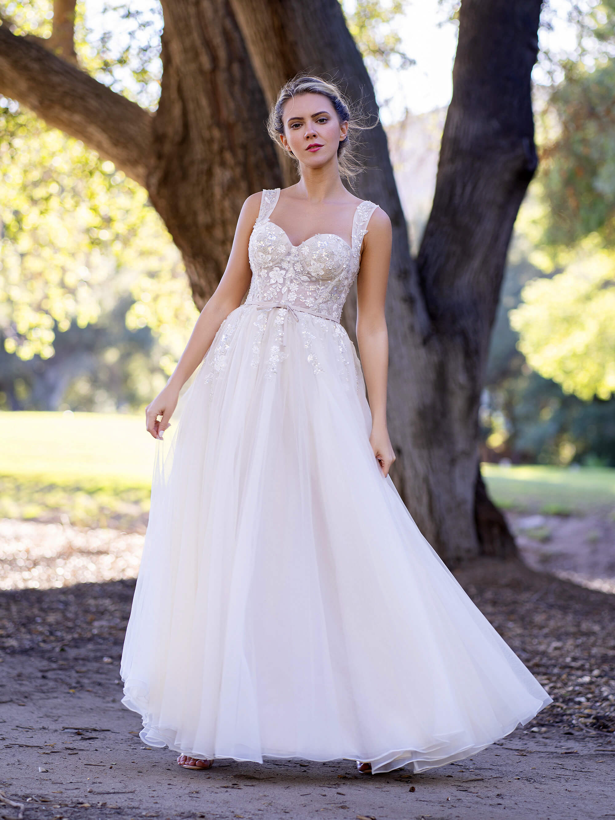 Robe de bal longue jusqu'au sol en tulle avec corsage orné d'appliques