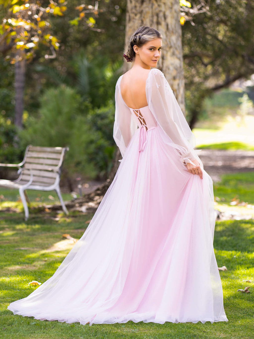 Vestido de baile comprido em tule com corpete e mangas bufantes