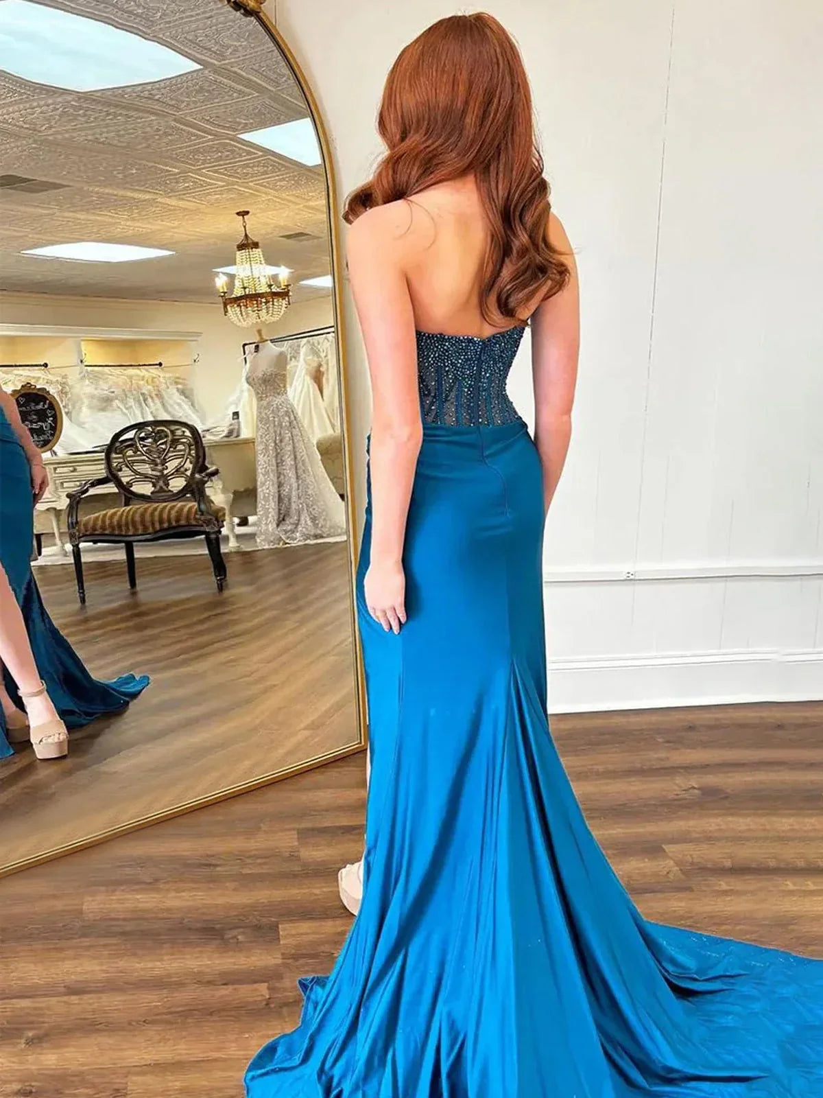Cosmo | Robes longues de bal en satin bleu à encolure dégagée sirène